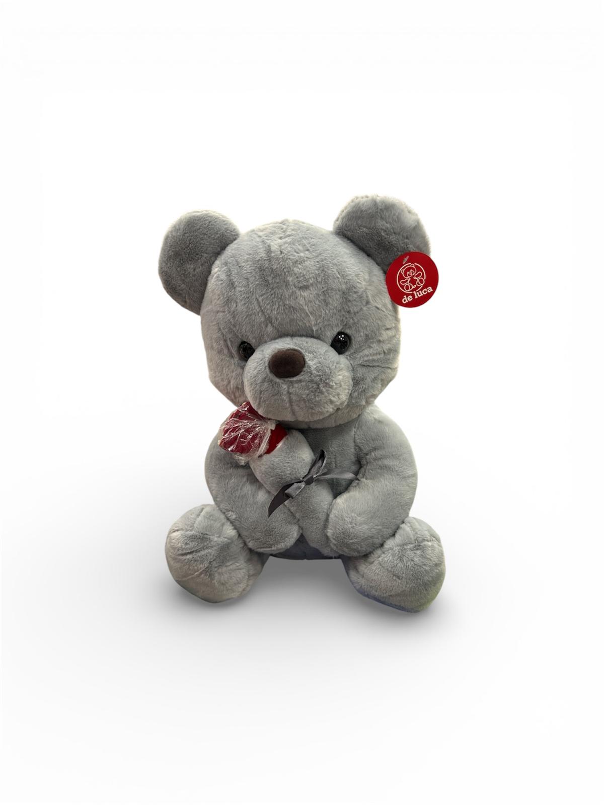 orsacchiotto grigio con rosa in mano